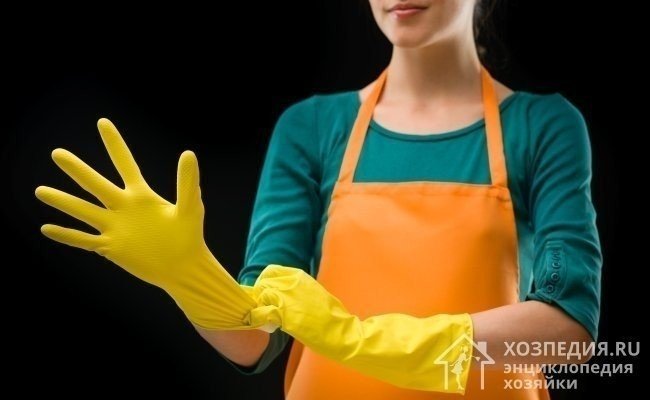 Уборщицы надевающие резиновые перчатки